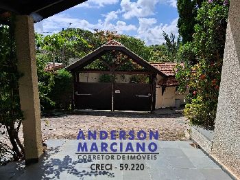 Belíssima Casa à Venda em Condomínio