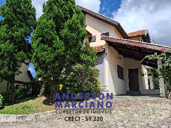 Belíssima Casa à Venda em Condomínio