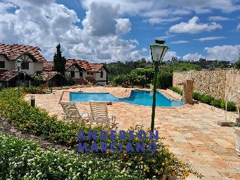 Belíssima Casa à Venda em Condomínio