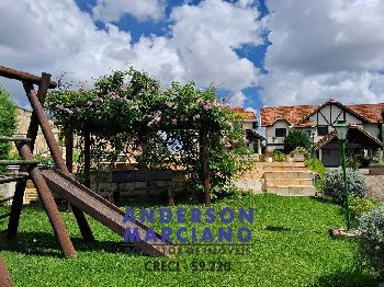 Belíssima Casa à Venda em Condomínio