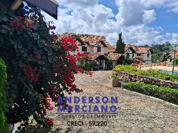 Belíssima Casa à Venda em Condomínio